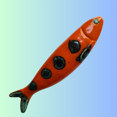 Peixe decorativo em cerâmica laranja com manchas pretas