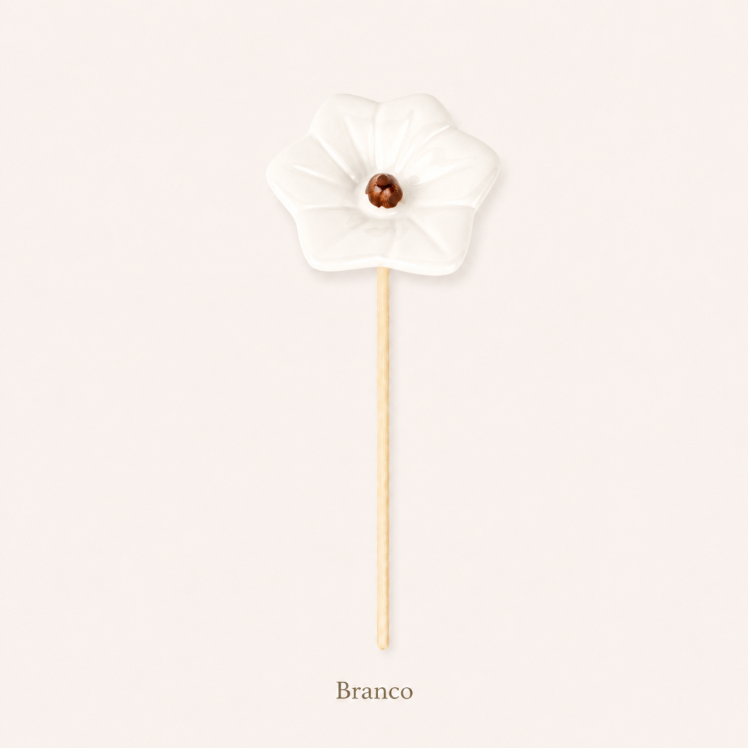Flor branca em cerâmica com haste de madeira