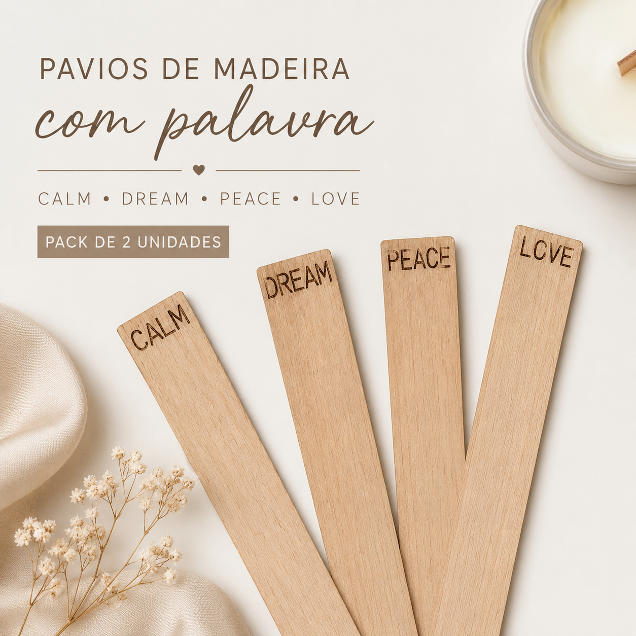 Pavios de madeira com palavras CALM, DREAM, PEACE, LOVE ao lado de uma vela branca e flores secas