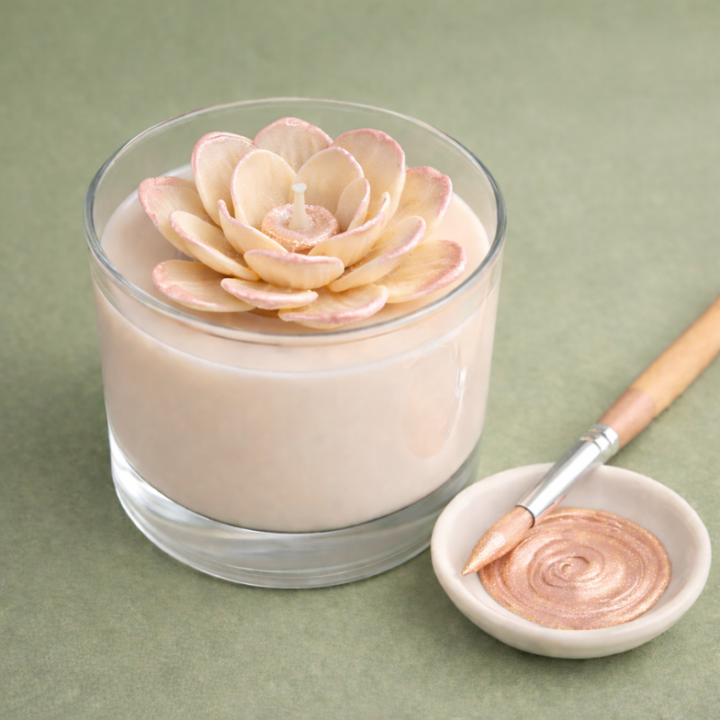 Vela decorativa com flor esculpida e pincel com tinta rosa metálica