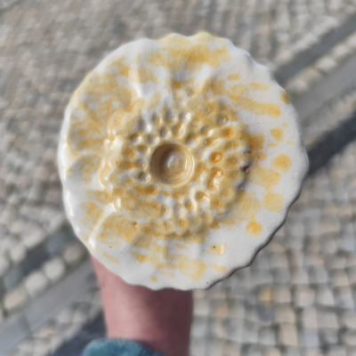 peça de cerâmica branca e amarela com textura ondulada