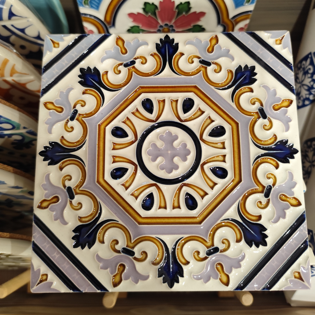 Azulejo cerâmico quadrado com padrão decorativo octogonal em azul e dourado