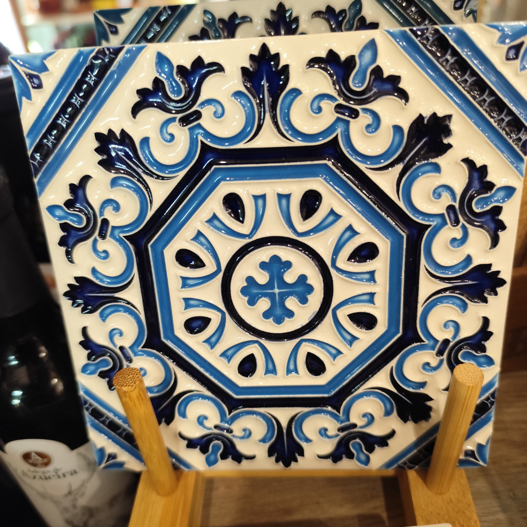 Azulejo decorativo português azul e branco em suporte de madeira