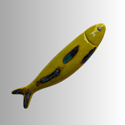 Peixe decorativo em cerâmica amarelo com manchas pretas e azuis