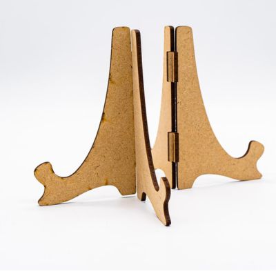 Suportes de MDF castanhos para cartões ou quadros em fundo branco