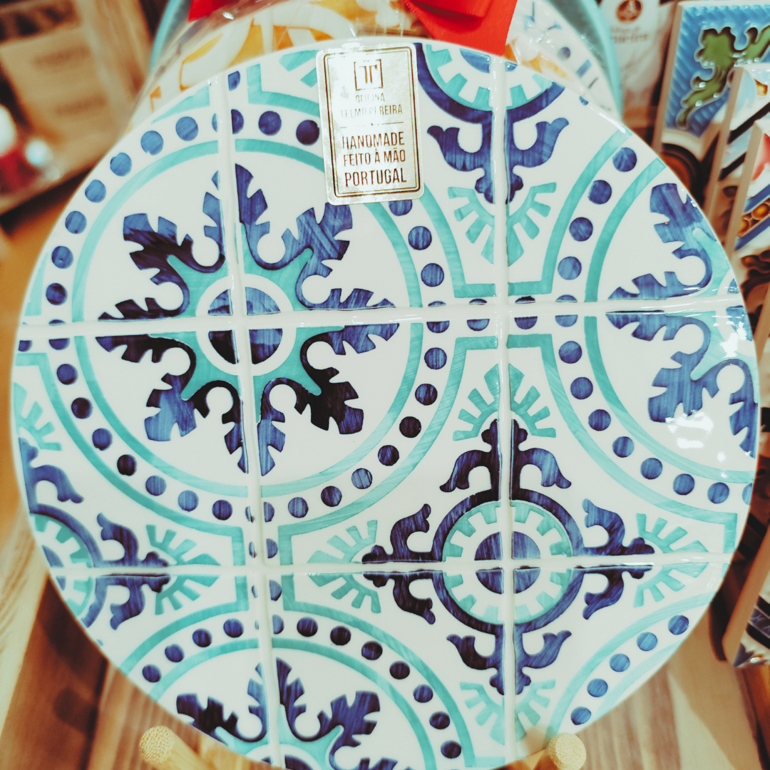 Prato de cerâmica decorativo azul e verde com etiqueta Handmade Portugal