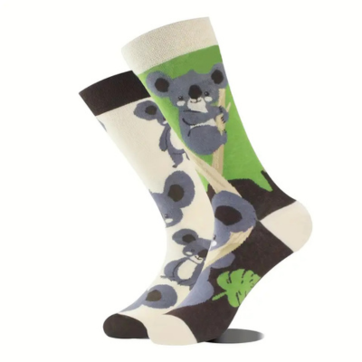 Meias coloridas com padrão de coalas e fundo verde e preto