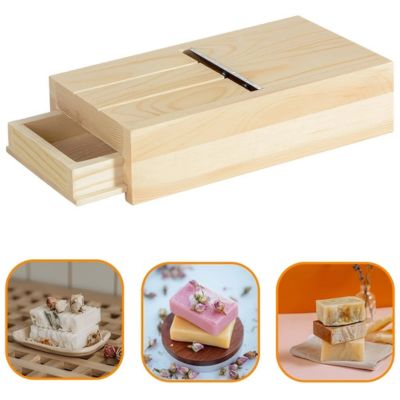 Caixa de madeira clara com três tipos de sabão artesanal