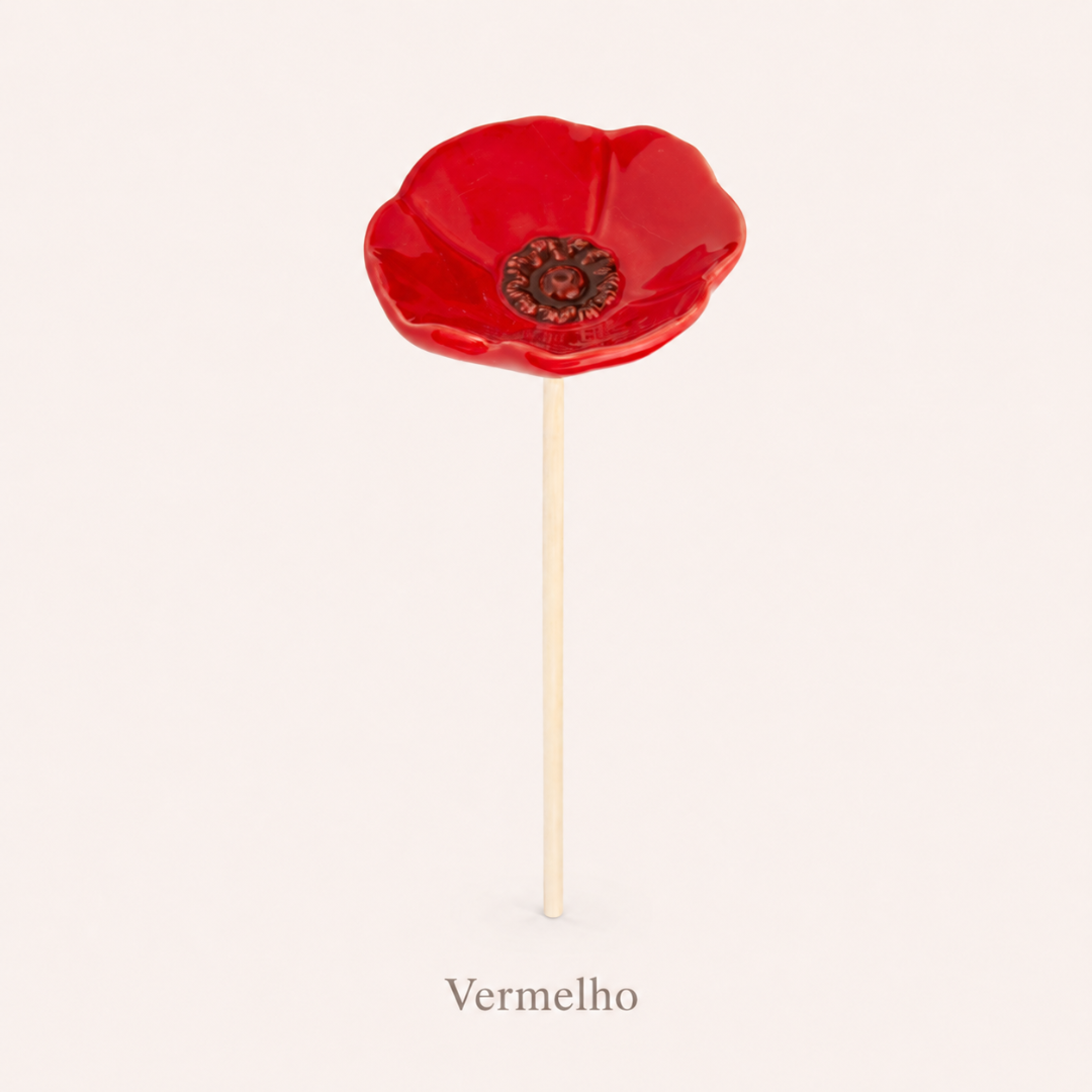 Flor decorativa vermelha em cerâmica com haste de madeira