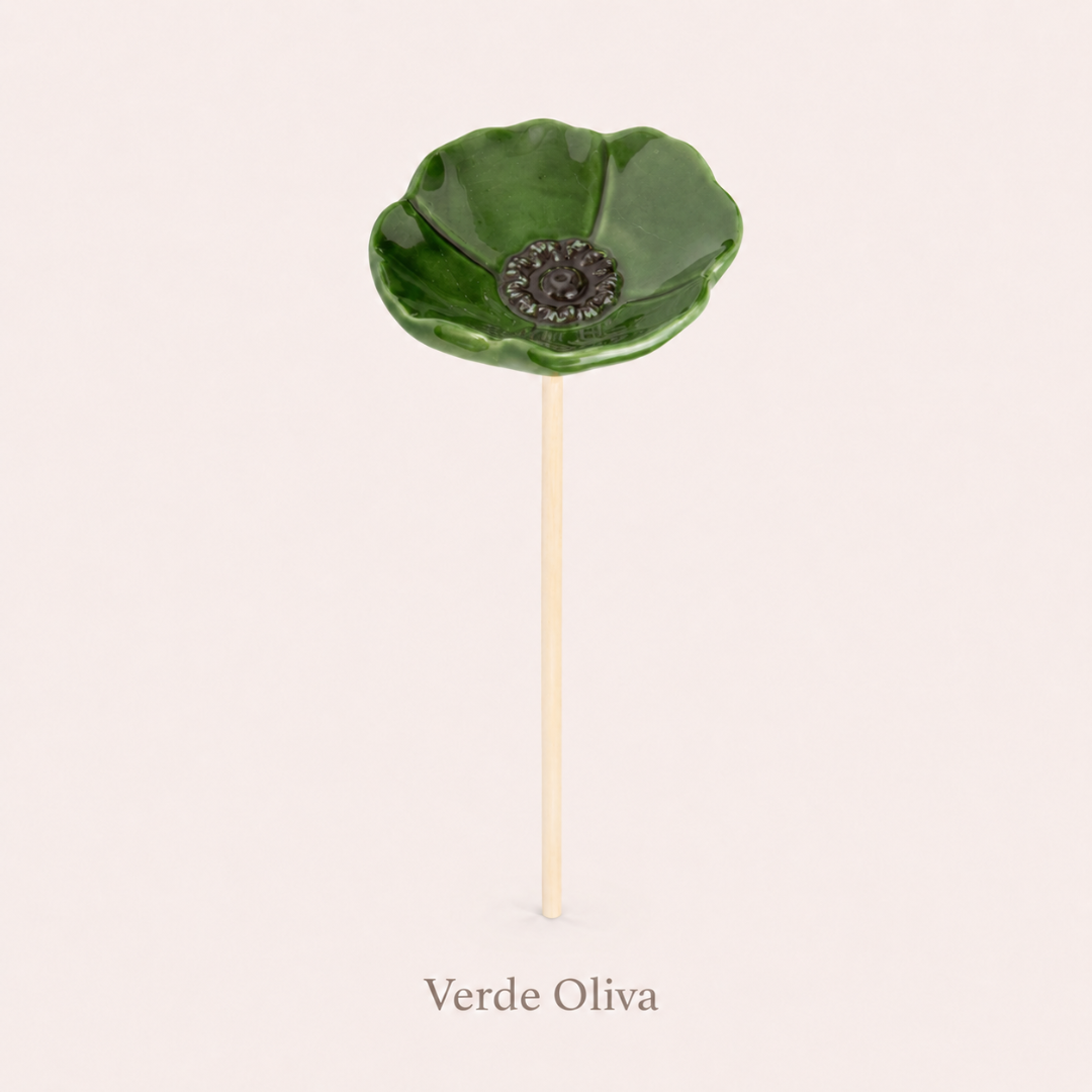 Flor verde olive com caule de madeira em fundo claro