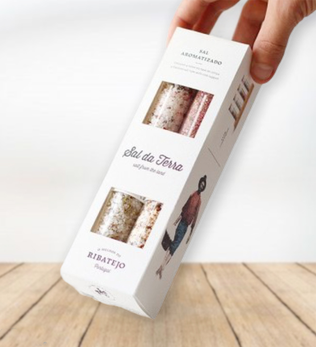 Caixa branca de sal aromatizado com janelas transparentes mostrando sal com ervas e ilustração da embalagem