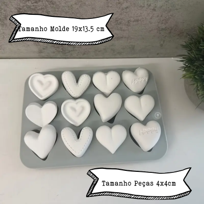 Molde cinza com corações brancos em cima de superfície branca, com texto em português sobre tamanho.
