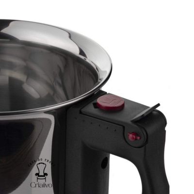 Recipiente de aço inoxidável com pega preta e botão vermelho