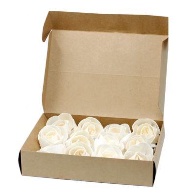 Caixa de papelão castanho com flores artificiais brancas