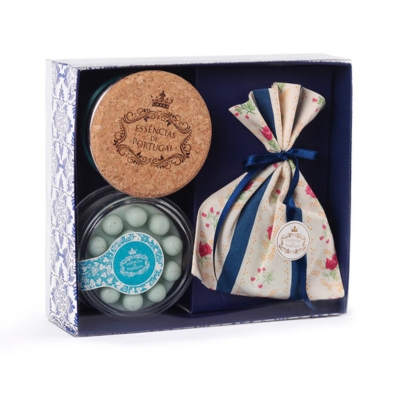 Conjunto com frasco de cortiça, recipiente com bolinhas brancas, saco de tecido com padrão floral e caixa azul e branca