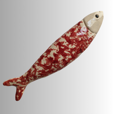 Peixe decorativo em cerâmica com manchas vermelhas e branca