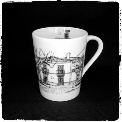 Caneca branca de cerâmica com desenho de casa em preto