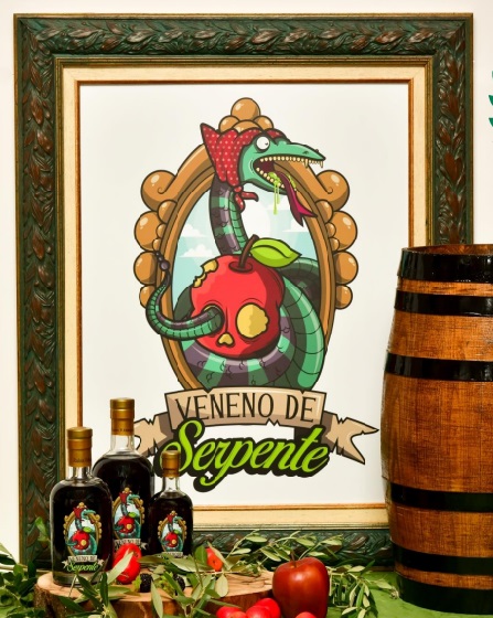 Rótulo de garrafa com serpente verde e maçã, texto 'VENENO DE Serpente', barril de madeira e maçãs.