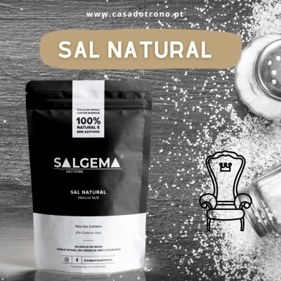 Embalagem preta e branca de sal natural SALGEMA sobre fundo com sal e saleiro