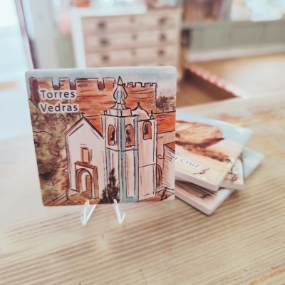 Azulejo decorativo com igreja e castelo e texto 'Torres Vedras'