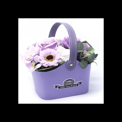 Cesta lilás com flores artificiais e etiqueta preta com texto branco