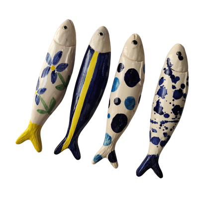 Peixes decorativos de cerâmica coloridos com padrões variados.