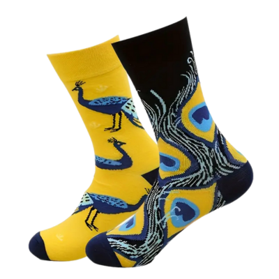 Par de meias coloridas com padrões de pavões e penas de pavão