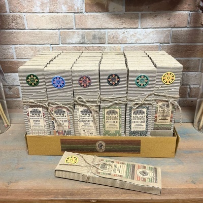 Caixa de incenso Banajira Antique Series em embalagem texturizada e caixa de papelão castanho
