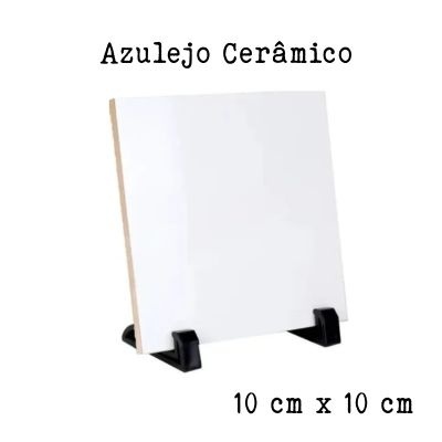 Azulejo cerâmico branco quadrado em suporte preto com texto descritivo