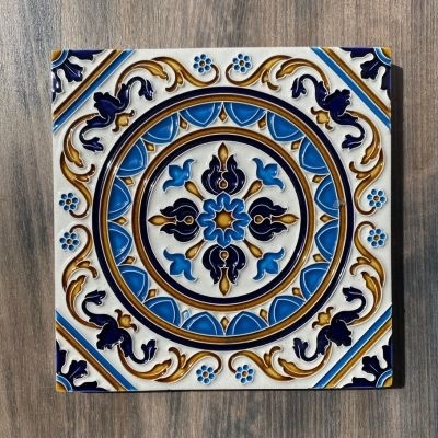 Azulejo decorativo quadrado com padrão azul, dourado e branco