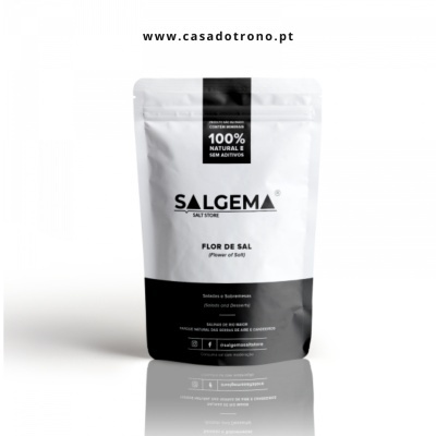 Embalagem branca e preta de Flor de Sal da marca SALGEMA com texto 100% NATURAL e www.casadotrono.pt