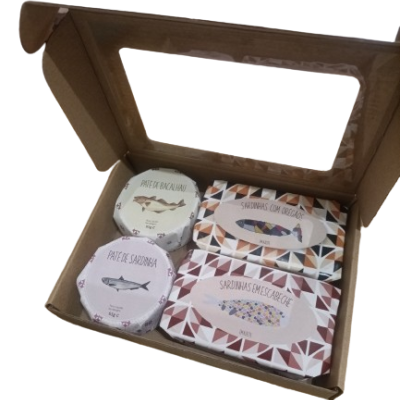 Conservas de peixe em lata dentro de caixa de cartão com tampa transparente