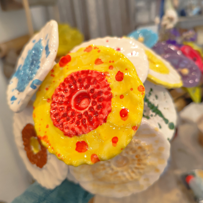 Flores decorativas de cerâmica colorida e texturizada em arranjo