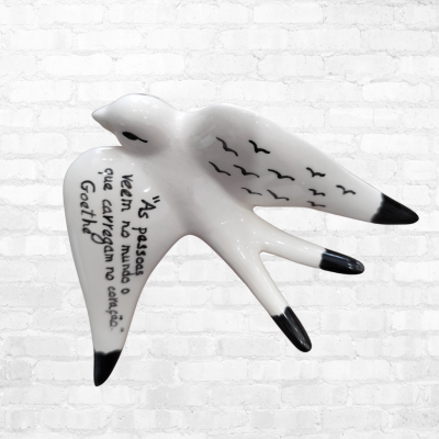 Pássaro decorativo branco em cerâmica com texto em português e detalhes pretos