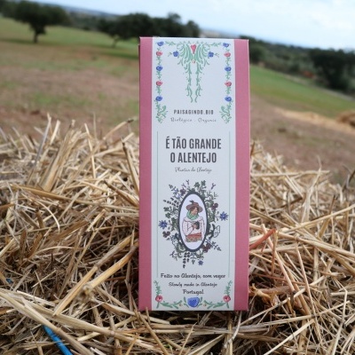 Embalagem branca e rosa com ilustrações florais e texto 