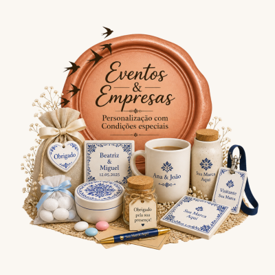 Produtos personalizados para eventos e empresas com objetos em tons neutros e azul com placa de cera cor de ferrugem com texto