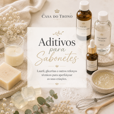 Aditivos para sabonetes com frascos rotulados, sabão, cubos transparentes e utensílios em fundo claro com texto Casa do Trono