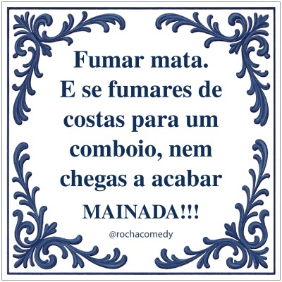 Azulejo branco com moldura azul escura e texto em azul sobre fumar