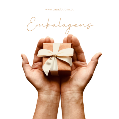 Duplas de mãos seguram uma caixa de presente com fita creme