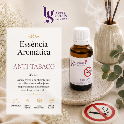 Frasco de essência anti-tabaco em prato decorativo com vaso cerâmico ao fundo.