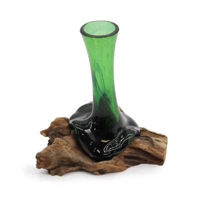 Vaso verde de vidro com base preta sobre madeira rústica