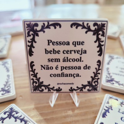 Placa cerâmica decorativa com texto em português
