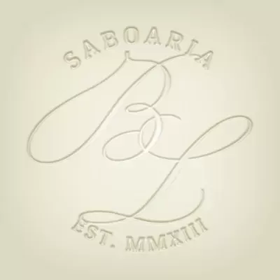 Logótipo em relevo com texto SABOARIA, letras B e L entrelaçadas, EST. MMXIII