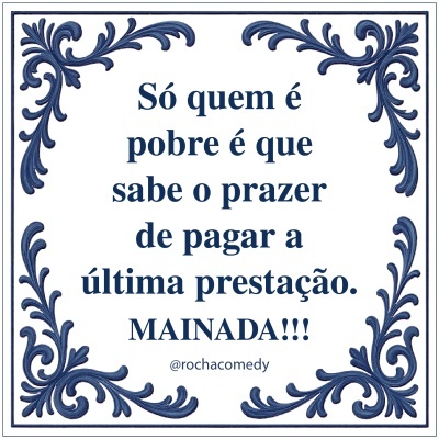 Azulejo quadrado decorativo com texto humorístico em português e padrão azul nas bordas