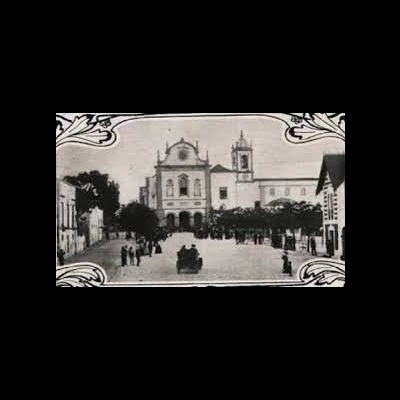 Praça com igreja e pessoas, imagem a preto e branco