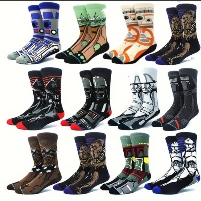 Doze pares de meias coloridas com padrões de personagens Star Wars