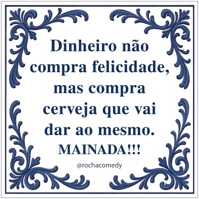 Placa decorativa com texto humorístico em português e padrão azul nos cantos