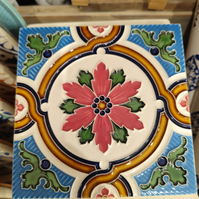 Azulejo cerâmico com padrão floral colorido e decoração detalhada