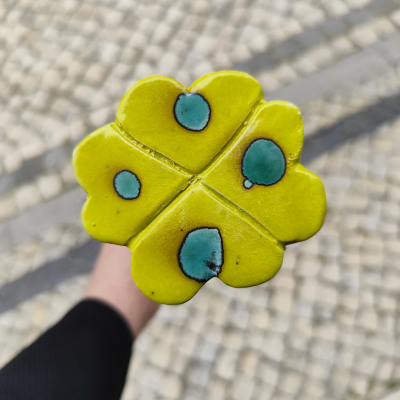 Vaso amarelo em cerâmica com detalhes azuis visto de cima