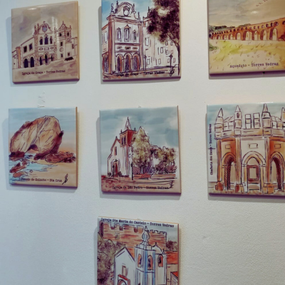 Azulejos decorativos com ilustrações de edifícios e textos em português